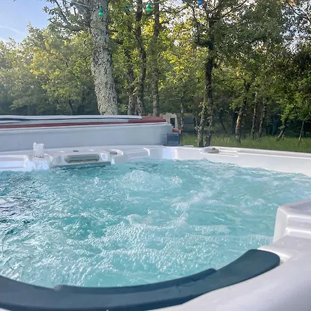 Un Joli Coin De Paradis - Avec Piscine Et Jacuzzi Gras